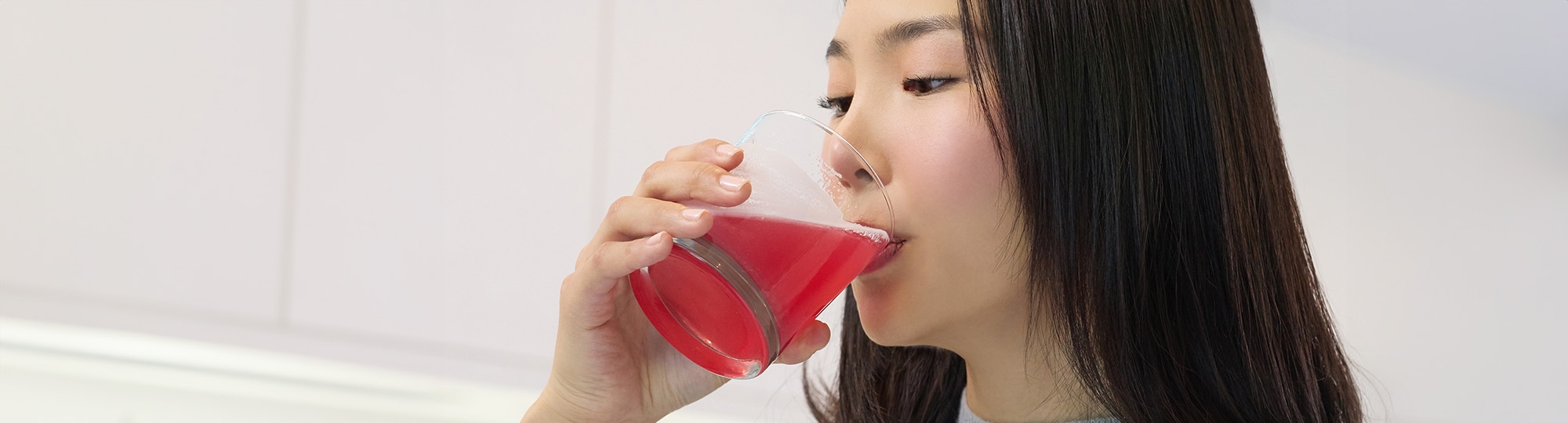 Îngrijire a pielii cu nutricosmetice. Ivatherm lansează nutricosmetice pentru sănătatea și tinerețea pielii
